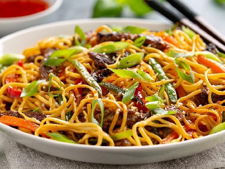 Оризови нудли / спагети с телешко месо (рибай стек) по азиатска рецепта - снимка на рецептата